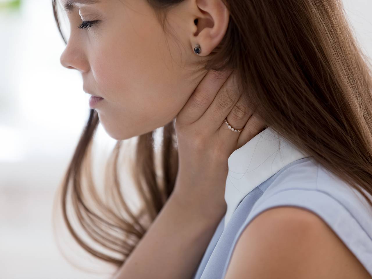 У россиянки диагностировали полную потерю голоса на фоне стресса из-за ухода отца на СВО