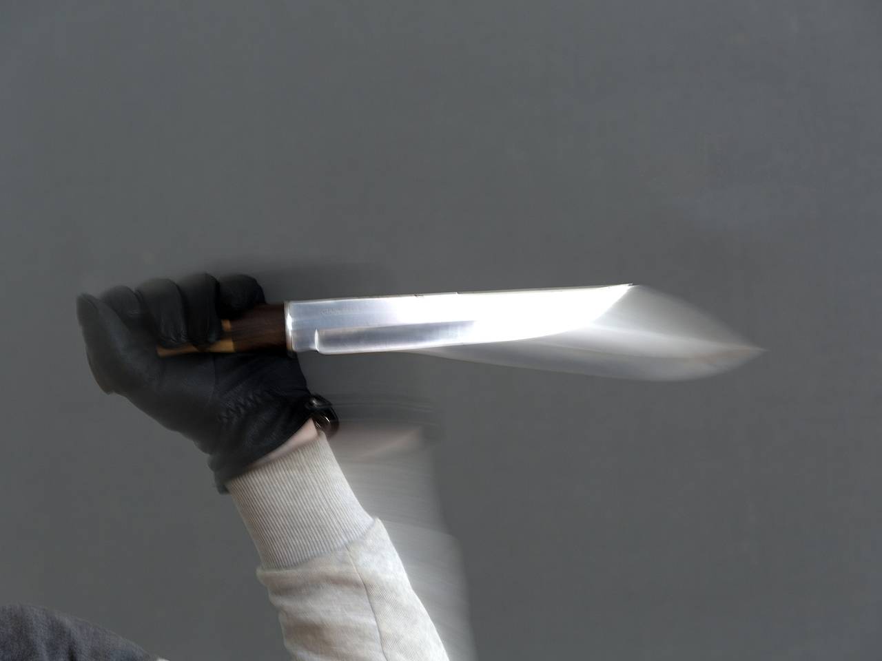 В Москве мужчина вышел на улицу с ножом и начал угрожать зарезать девушку