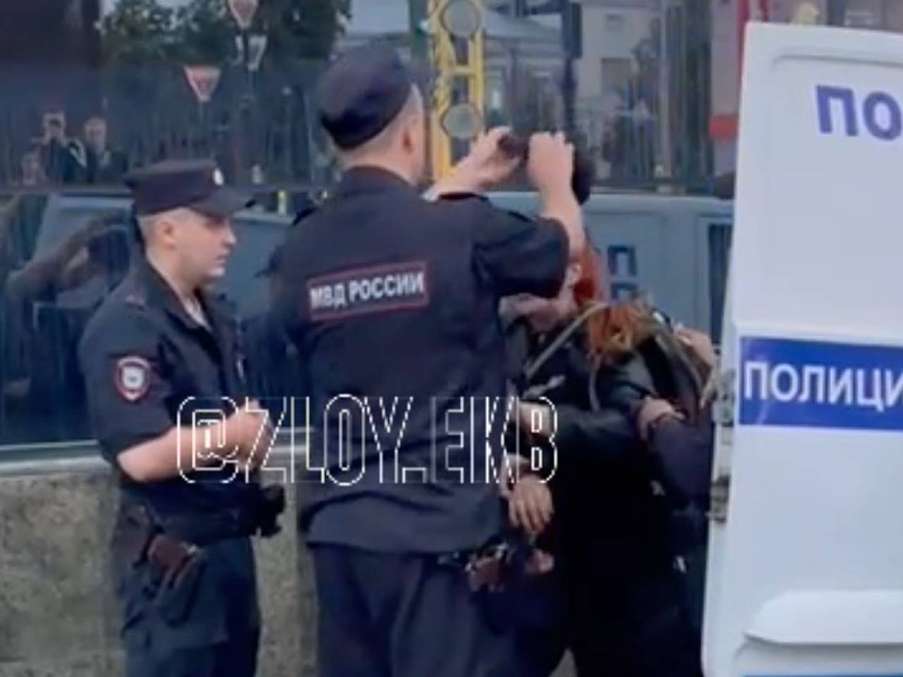 В России полиция затолкала в машину мать на глазах у ребенка в коляске и попала на видео