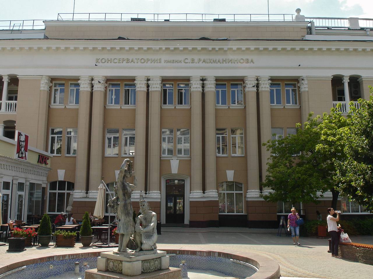 В российском городе отогнали бездомных от консерватории «карательным благоустройством»