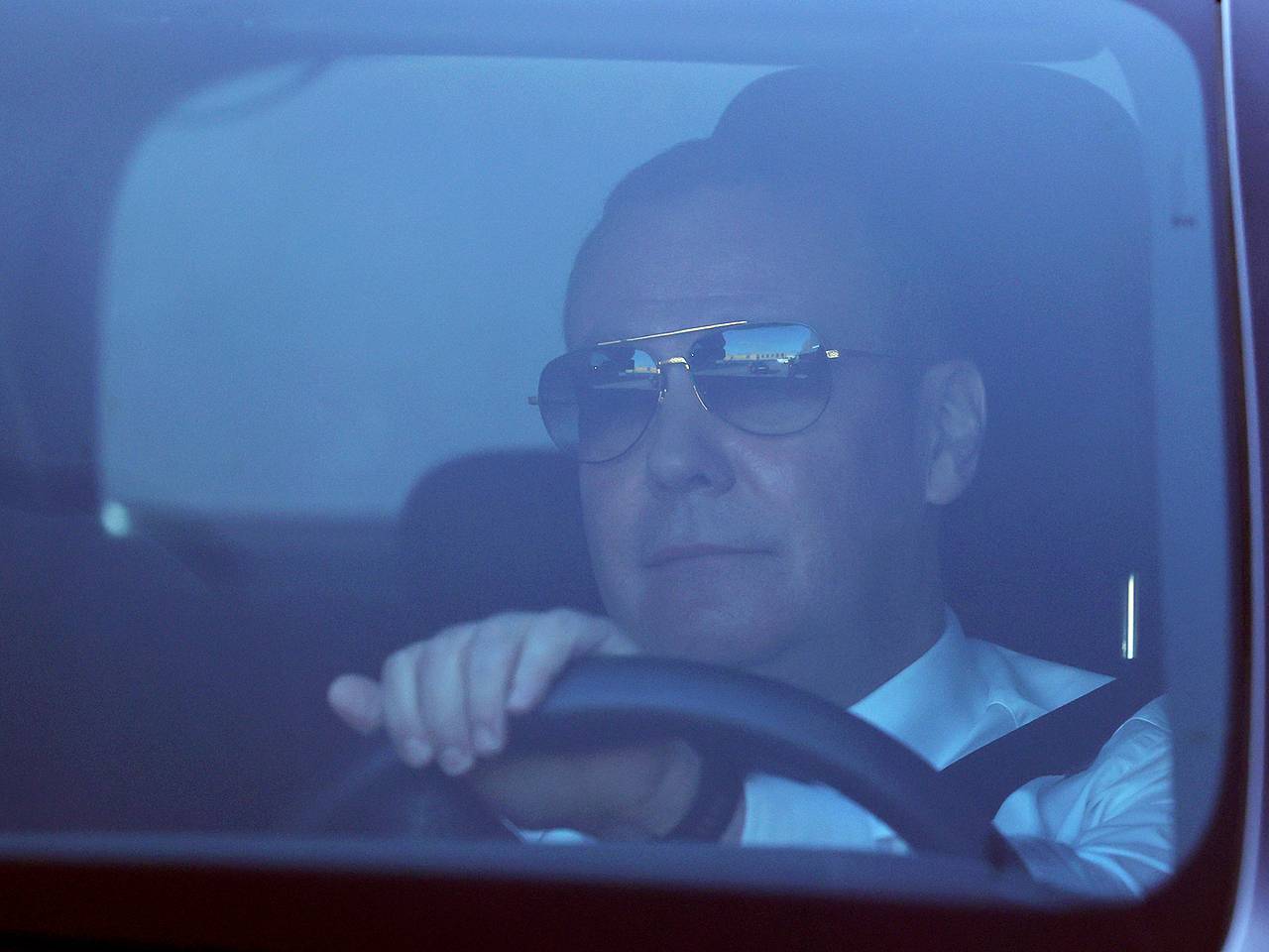 Опубликовано фото Медведева за рулем