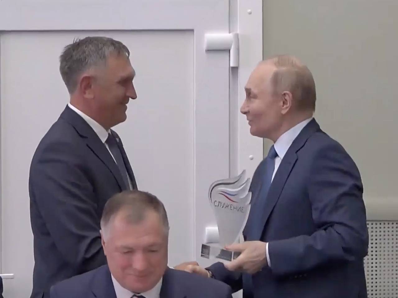 Путин наградил вывозившего жителей из-под обстрелов курского чиновника