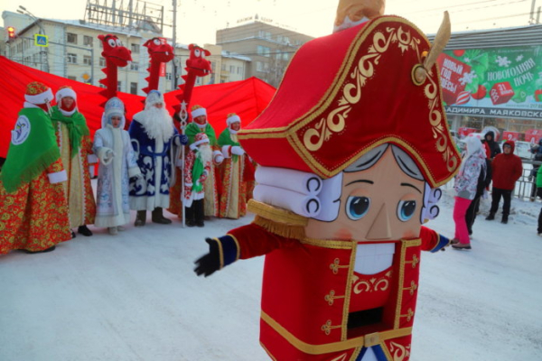 ФОТОБАНК. Как в Новосибирске прошло шествие елочных игрушек?