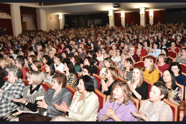 Губернатор Новосибирской области поздравил женщин региона с 8 марта