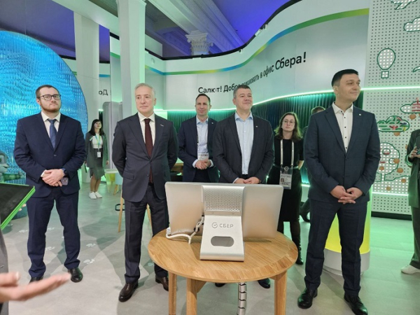 Губернатор Владимир Мазур на выставке «Россия» оценил технологические возможности Сбера
