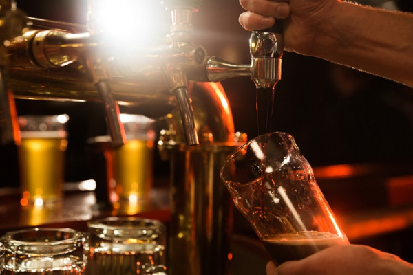 Иркутская область планирует запретить продажу пива в жилых домах вне баров и кафе
