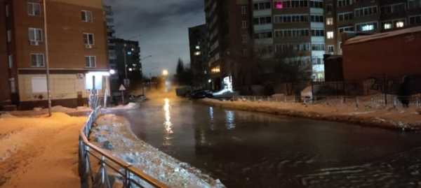 Крупная коммунальная авария в Новосибирске: горячей водой затоплена проезжая часть, блокированы пешеходные маршруты. ФОТО