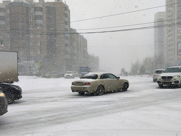 Омская область ограничила движение автобусов и такси из-за мокрого снега и гололеда