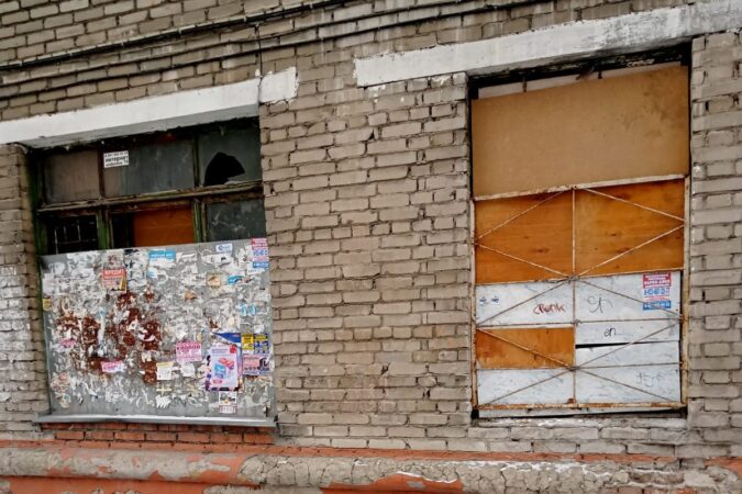 Заделанные окна фанерой на Гидромонтажной 58: решение коммунальной проблемы в Новосибирске