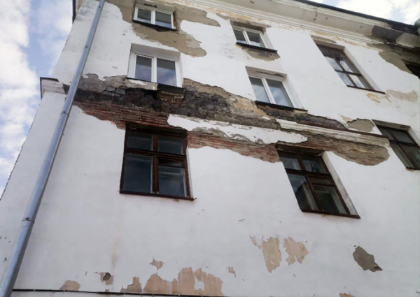 Прокуратура организовала проверку по факту обрушения фасада жилого дома в Новосибирске