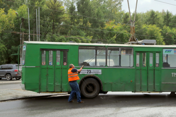 Следственный комитет проверит новосибирские троллейбусы, бьющие током пассажиров