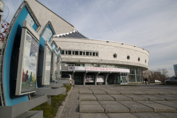 Территорию возле новосибирского театра «Глобус» благоустроят — проект предусматривает озеленение и велосипедные парковки