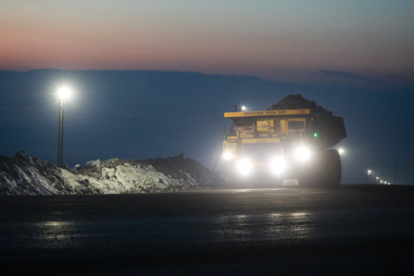 УК «Кузбассразрезуголь» установила освещение на технологических дорогах 