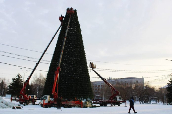 В Барнауле начали демонтаж главной городской ёлки