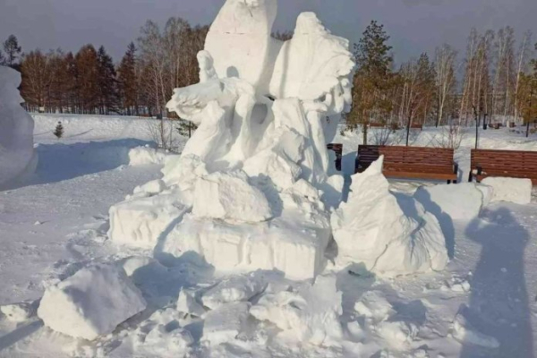 В мэрии Новосибирска назвали причину разрушения снежных баб в парке «Арена»