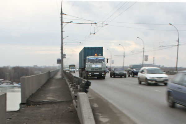 В Новосибирске грузовикам запретили въезд на один из мостов через Обь