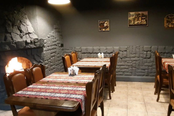 В Новосибирске продается кафе в стиле замка с камином за 2,9 млн рублей