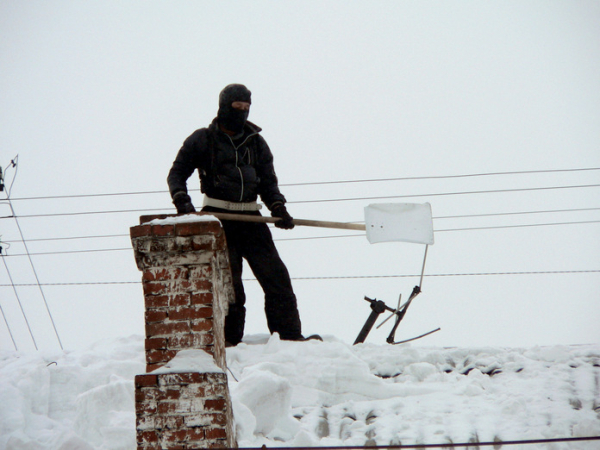 В Новосибирске проверят качество уборки снега с крыш домов