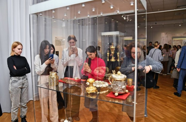 В Новосибирском художественном музее открылась выставка художественного серебра