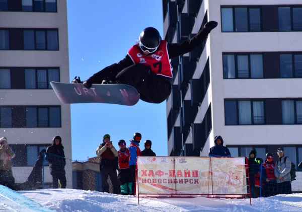 В Новосибирском сноуборд-парке «Горский» провели чемпионат России по хаф-пайпу