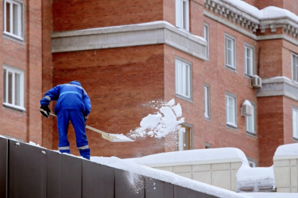 Власти Новосибирска обратятся в прокуратуру из-за невыполнения графика очистки крыш